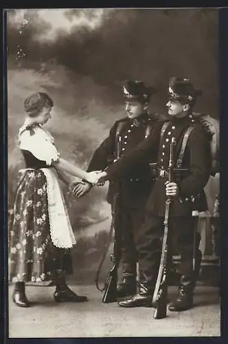 AK Jäger in Uniform mit Tschako und Fräulein