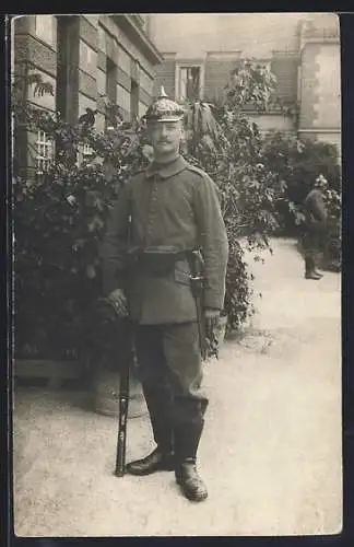 Foto-AK Deutscher Soldat mit Pickelhaube und Gewehr