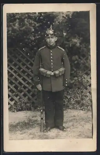 Foto-AK Deutscher Soldat mit Pickelhaube Baden und Gewehr