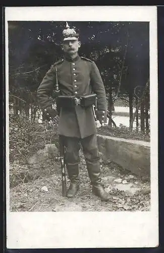 Foto-AK Deutscher Soldat mit Pickelhaube Württemberg und Gewehr