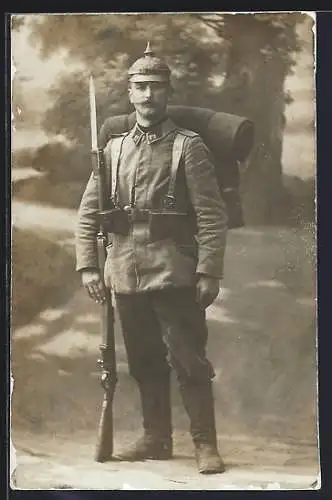 Foto-AK Deutscher Soldat mit Pickelhaube und Gewehr