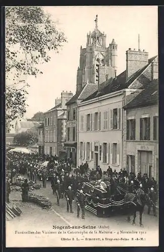 AK Nogent-sur-Seine, Funérailles des Victimes de la Catastrophe 4 Novembre 1911, Explosion
