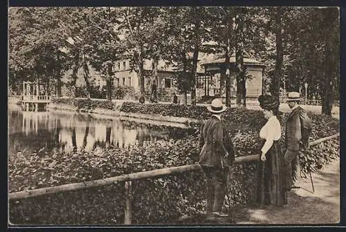 AK Zittau-Weinau, Partie am Wasser, mit Spaziergängern