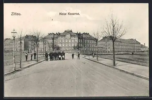 AK Zittau, Neue Kaserne mit Strasse, Soldaten mit Trommlern