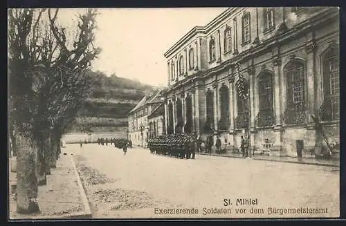 AK St. Mihiel, Exerzierende Soldaten vor dem Bürgermeisteramt
