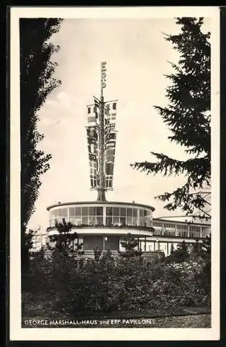 AK Berlin, Deutsche Industrie-Ausstellung 1950, George Marshall-Haus und ERP-Pavillon, Mast mit Fahnen