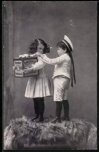 Foto-AK Kinderpaar mit einem Karton, Reklame für Stemler Zwieback