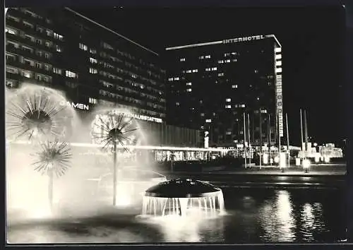 AK Dresden, Prager Strasse mit Interhotel Newa bei Nacht
