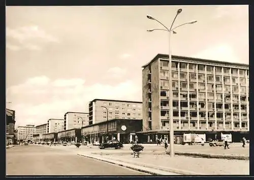 AK Karl-Marx-Stadt, Strasse der Nationen mit Passanten