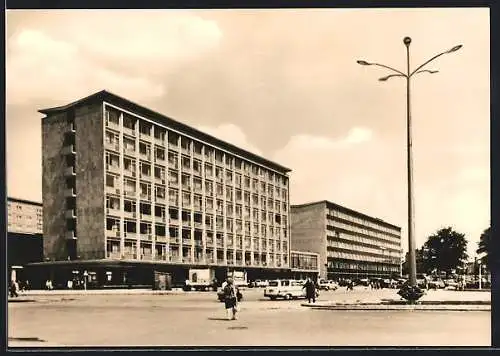 AK Karl-Marx-Stadt, Brückenstrasse mit Passanten