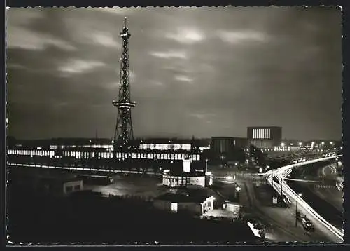 AK Berlin, Ausstellungshallen am Funkturm bei Nacht