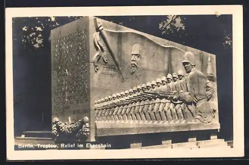 AK Berlin-Treptow, Relief im Ehrenhain, Sowjetehrenmal