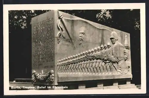 AK Berlin-Treptow, Relief im Ehrenhain, Sowjetehrenmal