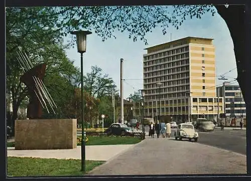 AK Giessen, Partie am Röntgen-Denkmal mit Blick nach dem Behördenhochhaus