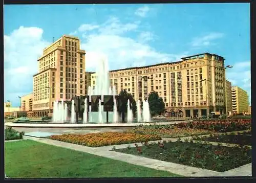AK Berlin, moderne Architektur, Wasserspiel auf dem Strausberger Platz