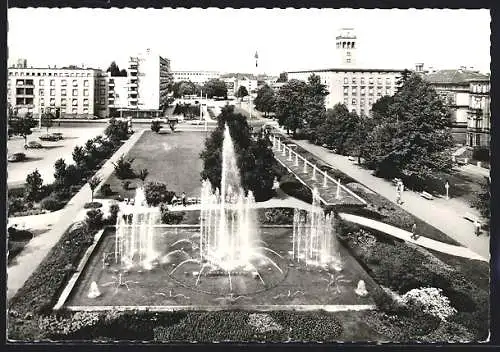 AK Karlsruhe, Wasserspiele und Gebäude-Panorama aus der Vogelschau