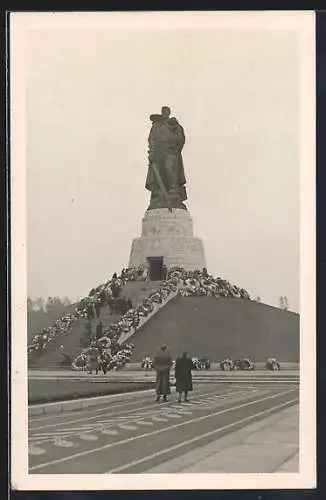 Foto-AK Berlin-Treptow, Sowjetisches Ehrenmal