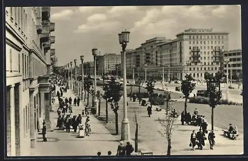 AK Berlin, Stalinallee mit Passanten
