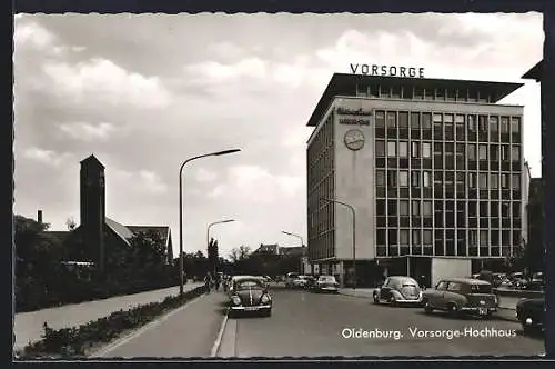 AK Oldenburg / O., Blick auf das Vorsorge-Hochhaus mit Autos