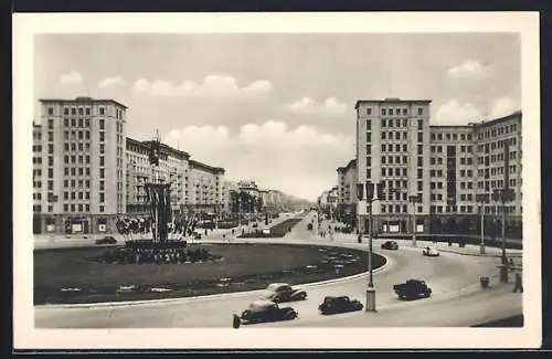 AK Berlin-Friedrichshain, Straussberger Platz mit Blick auf die Stalinallee