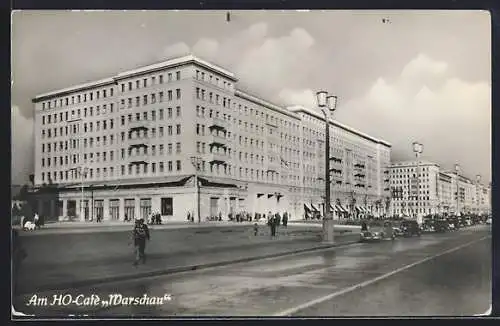 AK Berlin-Stalinallee, Strassenpartie am HO-Cafe Warschau