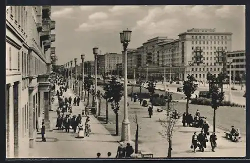 AK Berlin, Stalinallee mit Passanten