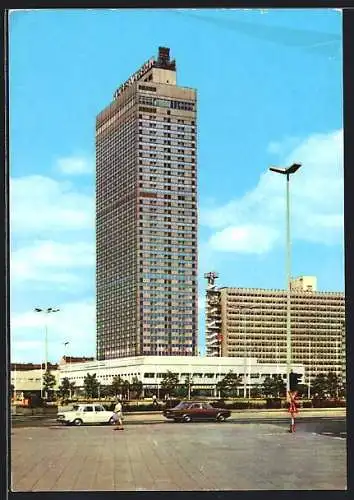 AK Berlin, Interhotel Stadt Berlin mit Strassenpartie