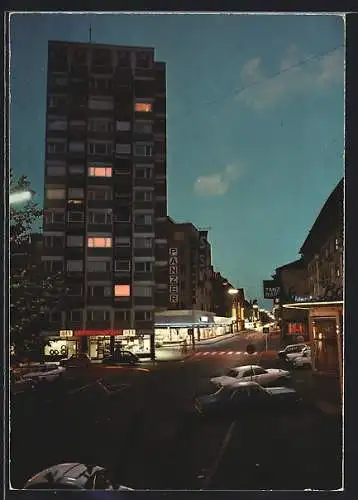 AK Friedrichshafen am Bodensee, Friedrichstrasse mit Panzer-Hochhaus am Abend