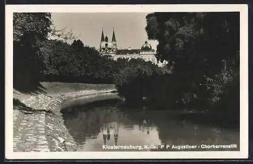 AK Klosterneuburg /N. Oe., Augustiner-Chorherrenstift mit Flusspartie