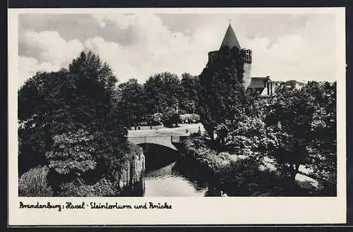 AK Brandenburg / Havel, Brücke über die Havel mit Blick auf den Steintorturm