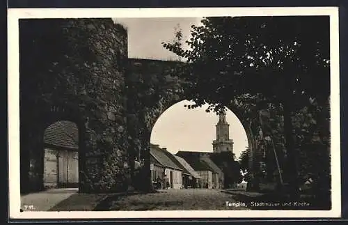 AK Templin / Uckermark, Stadtmauer und Kirche