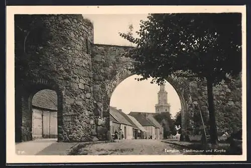 AK Templin / Uckermark, Stadtmauer und Kirche