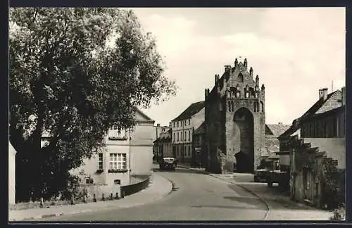 AK Templin /U.M., Blick auf den Ort die Strasse entlang