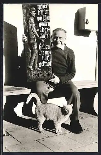 AK Murnau / Staffelsee, Josef Schranz der schnitzende Bahnhofswirt mit Katze