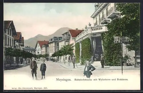 AK Meyringen, Bahnhofstrasse mit Wylerhorn und Rothhorn, Hotel Krone
