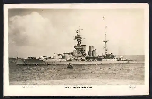 AK Kriegsschiff HMS Queen Elizabeth auf See