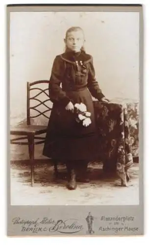 Fotografie Atelier Berolina, Berlin, Alexanderplatz, Porträt eines jungen Mädchens mit Blumen