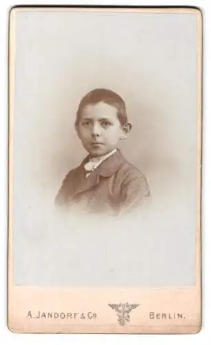 Fotografie A. Jandorf & Co., Berlin, Spittelmarkt 16/17, Porträt eines Jungen