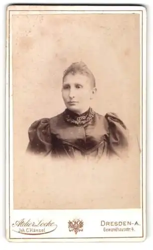 Fotografie Atelier Locke, Dresden, Gewandhausstr. 4, Porträt einer Frau in edlem Kleid