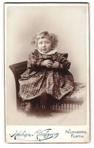 Fotografie Hahn & Kirchgeorg, Nürnberg, Vestnertorgraben 47, Kind im karierten Kleid