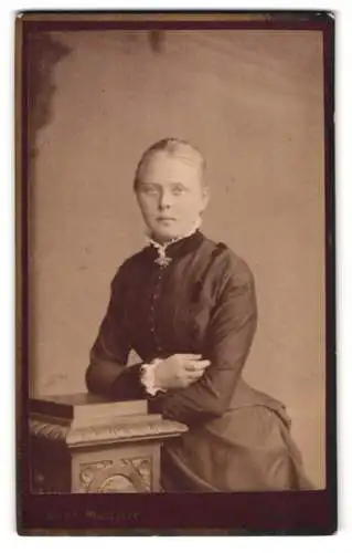 Fotografie R. Meister, Grottkau, Mädchen in hochgeschlossenem Kleid