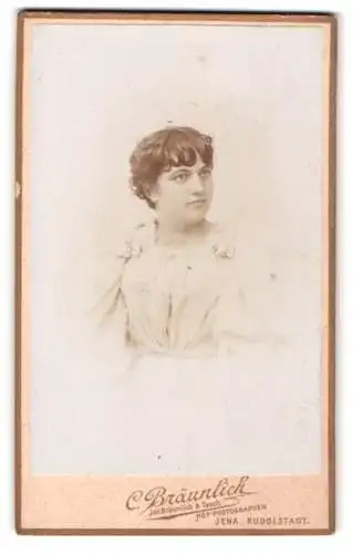 Fotografie C. Bräunlich, Jena, Teichgraben 5, Porträt einer Frau in elegantem Kleid