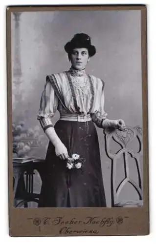 Fotografie C. Jeeber, Oberwiesa, Elegante Dame mit Blumenstrauss