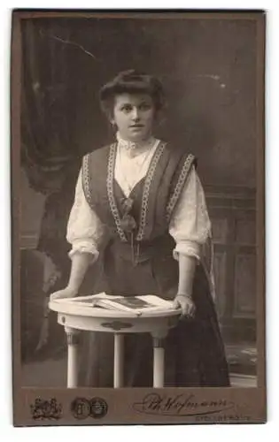 Fotografie Ph. Hofmann, Stollberg, an Bahnhof, Porträt einer Dame am Tisch