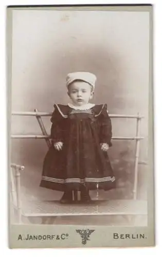 Fotografie A. Jandorf & Co., Berlin, Grosse Frankfurterstr. 113, Kleinkind im Matrosenanzug