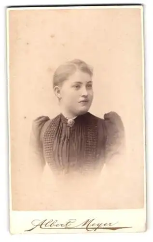 Fotografie Albert Meyer, Berlin, Alexanderstrasse 45, Porträt einer jungen Frau