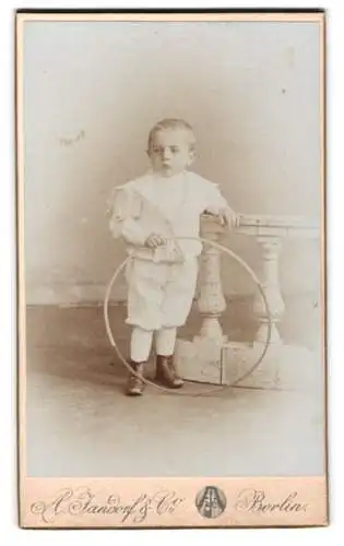 Fotografie A. Jandorf & Co., Berlin, Grosse Frankfurter Str. 113, Kind mit Reifen