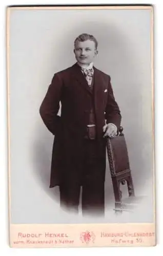 Fotografie Rudolf Henkel, Hamburg-Uhlenhorst, Hofweg 50, Eleganter Herr mit Stuhl