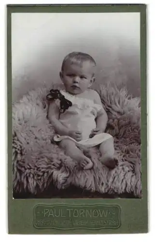 Fotografie Paul Tornow, Ober-Schöneweide, Wilhelminenhofstr. 82a, Kleinkind auf Fell