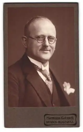 Fotografie Hermann Kotzsch, Dresden-Blasewitz, Porträt eines Herren mit Brille
